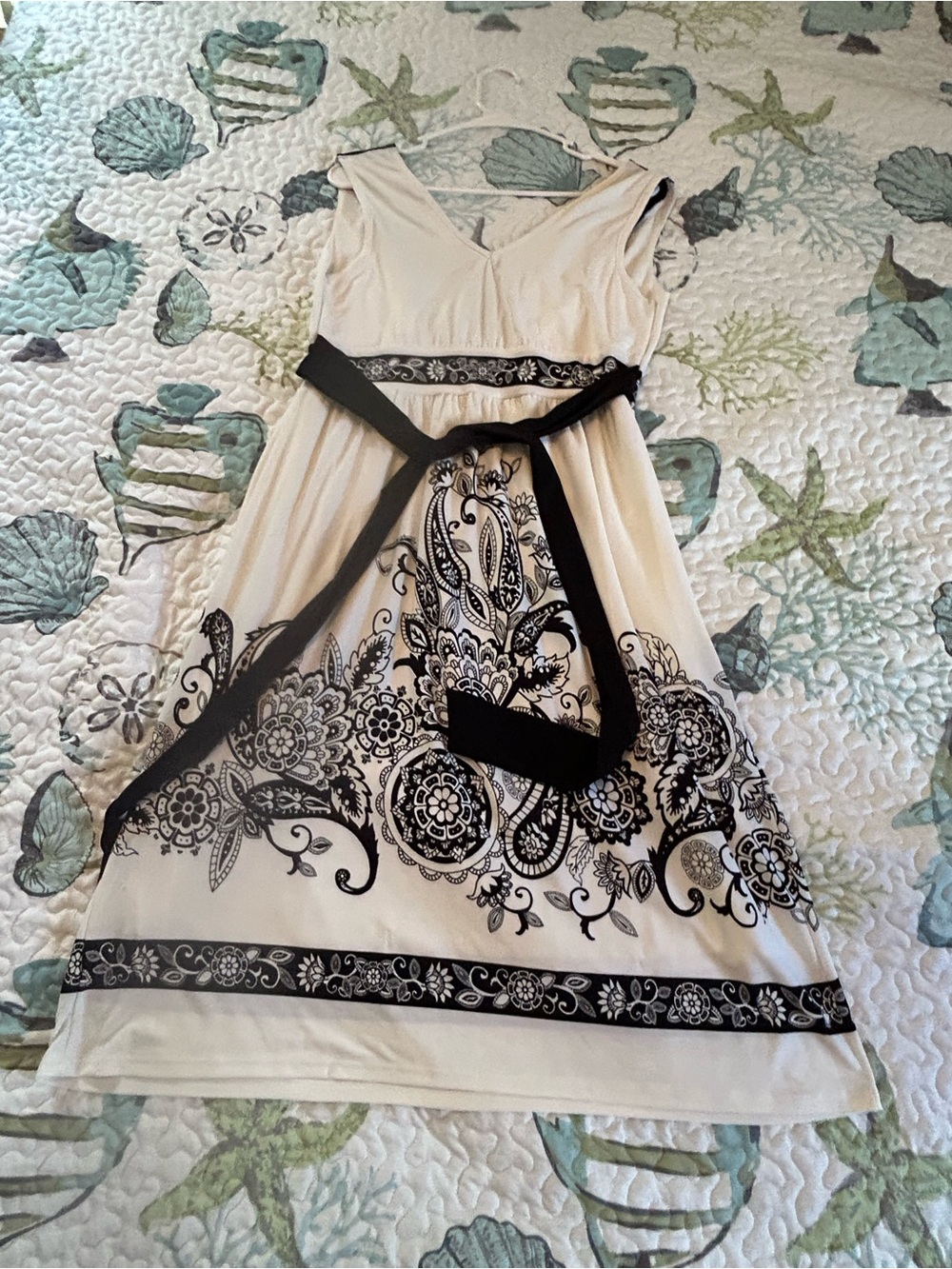 Cato Black and White Sleeveless Floral V-Neck Fit-and-Flare Dress - Picture 3 of 5